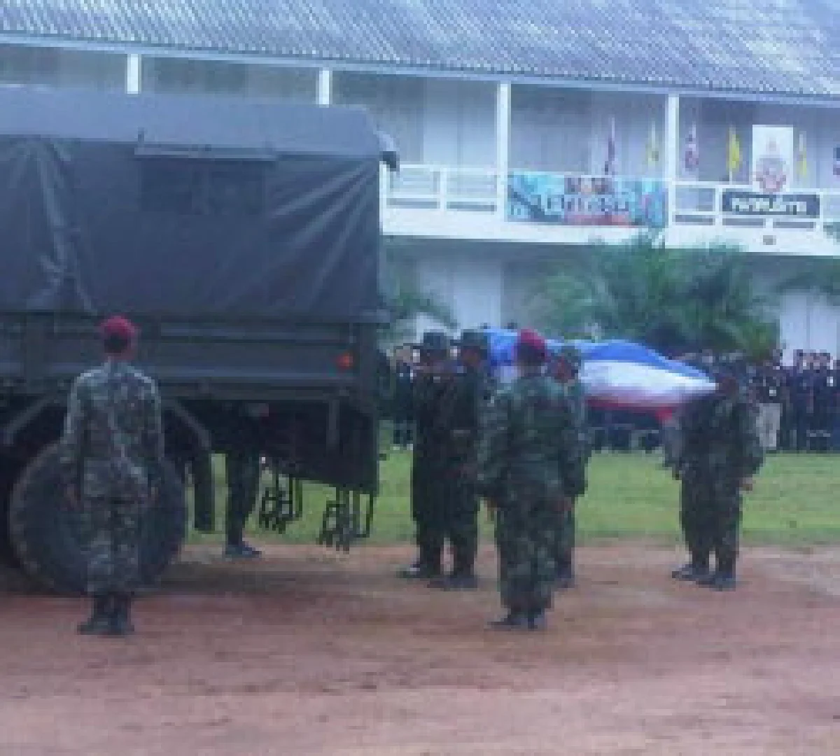 เคลื่อนศพ7ทหารถึงค่ายสุรสีห์3ทุ่ม