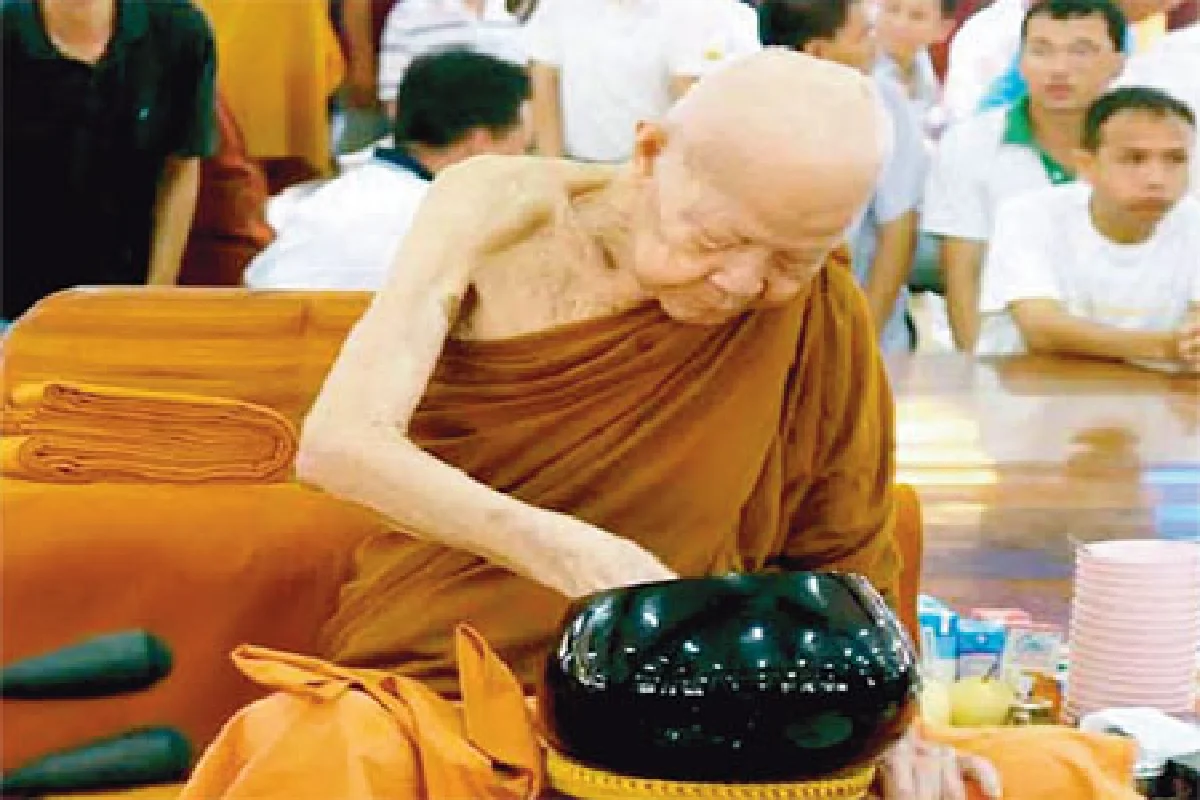 หลวงตามหาบัว ญาณสัมปันโน วัดป่าบ้านตาด จ.อุดรธานี