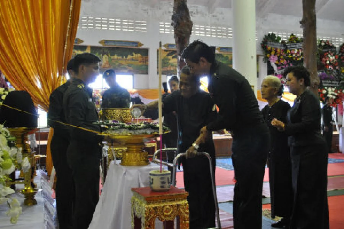 ในหลวงพระราชทานน้ำหลวงอาบศพฮ.ตก