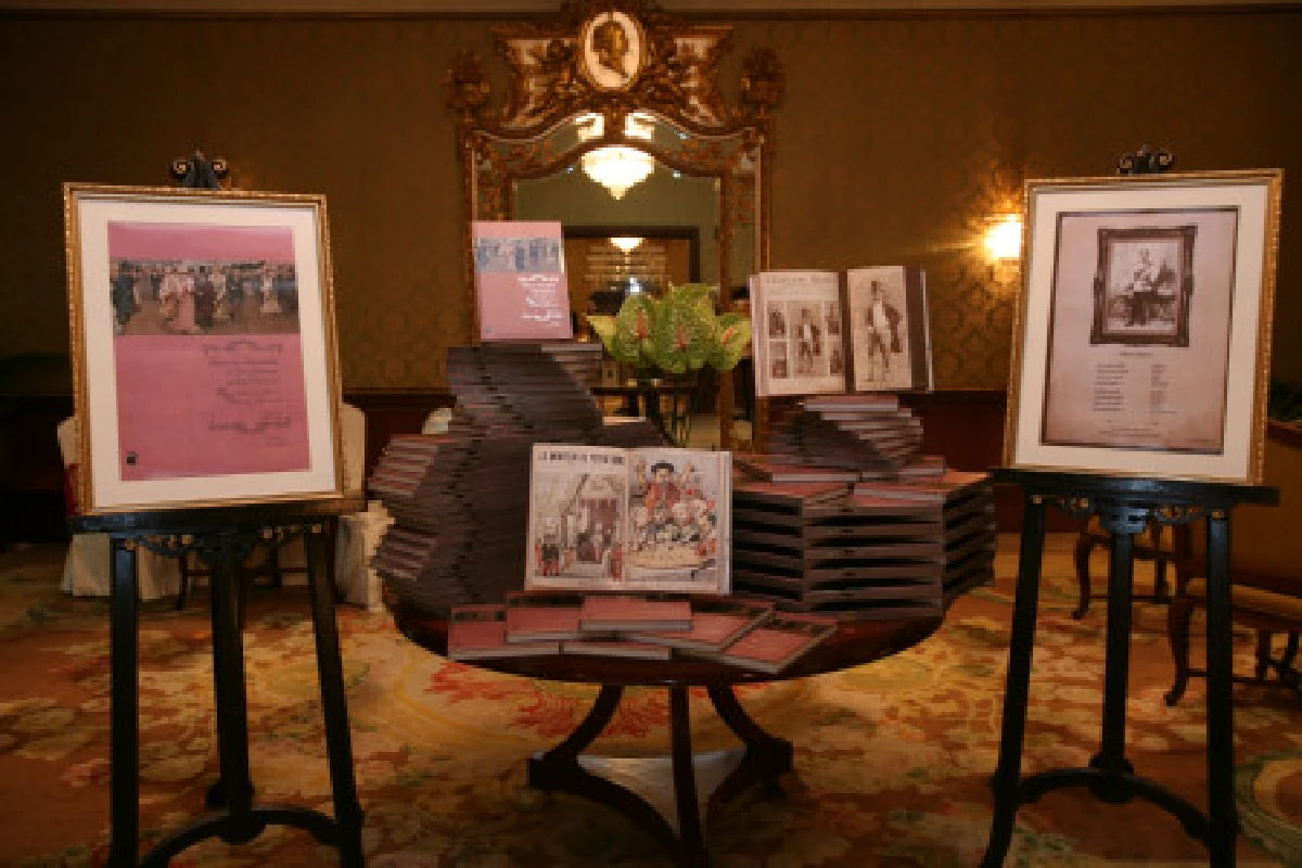 โพสต์บุ๊กเปิดตัวหนังสือร้อยภาพร้อยแผ่นดิน