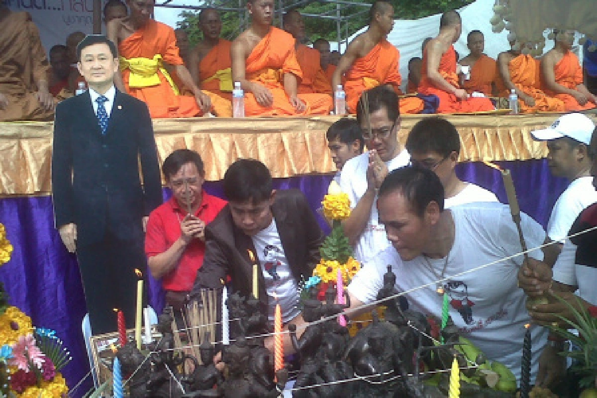 เสื้อแดงทำบุญวันเกิดให้ทักษิณ