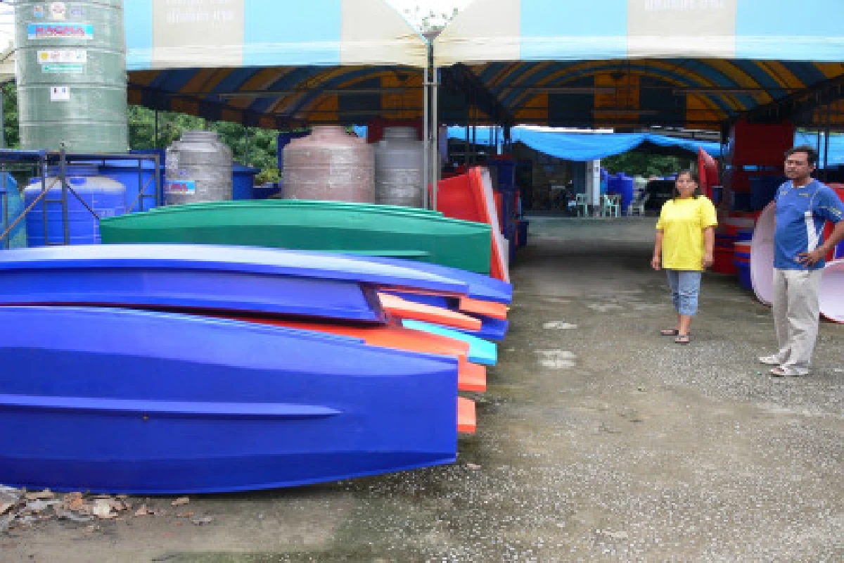 พ่อค้าโขกราคาเรือพายช่วงน้ำท่วม