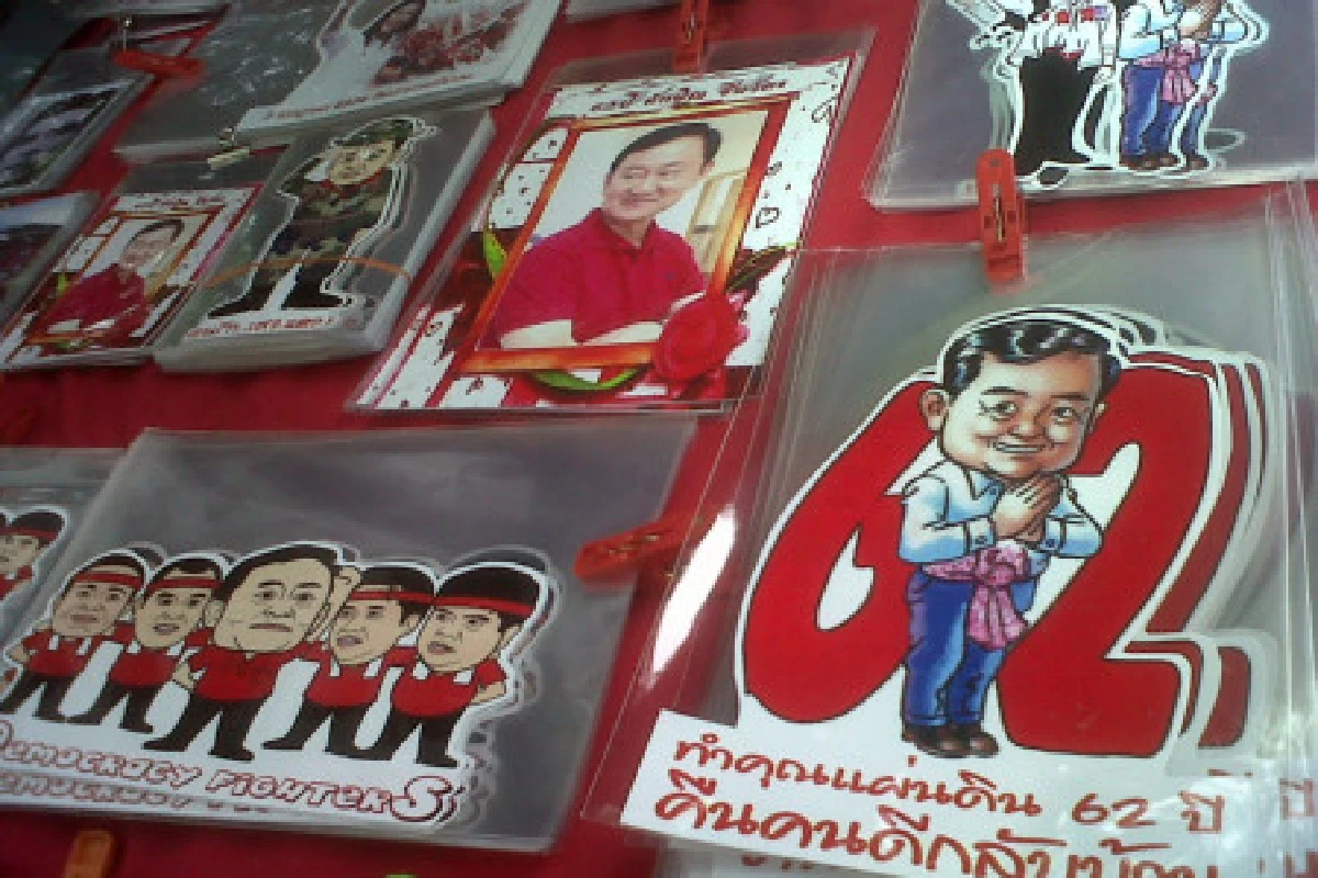 เสื้อแดงทำบุญวันเกิดให้ทักษิณ