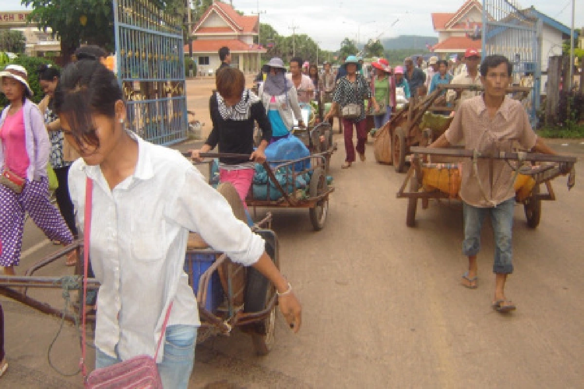เขมรแห่นำสินค้าขายชายแดนคึกคัก