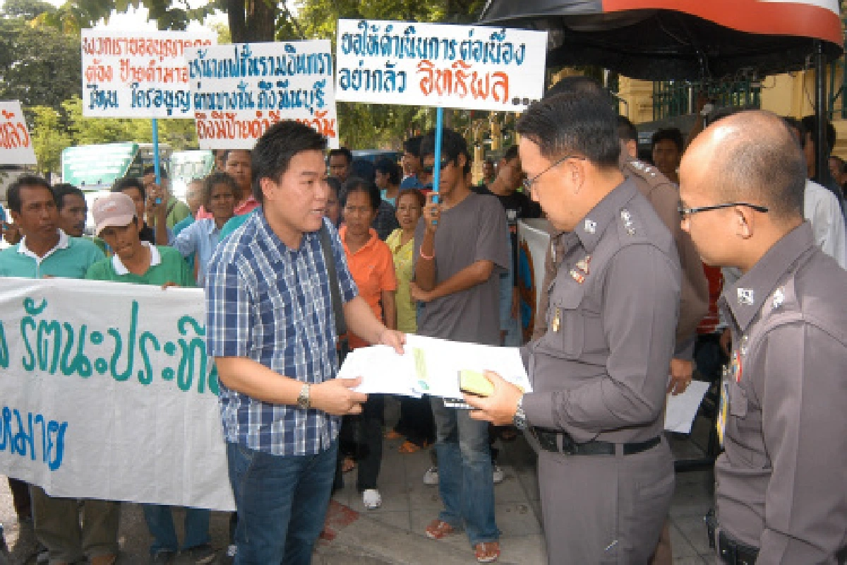 สองแถวมีนฯร้องถูกรถป้ายดำทับเส้นทาง