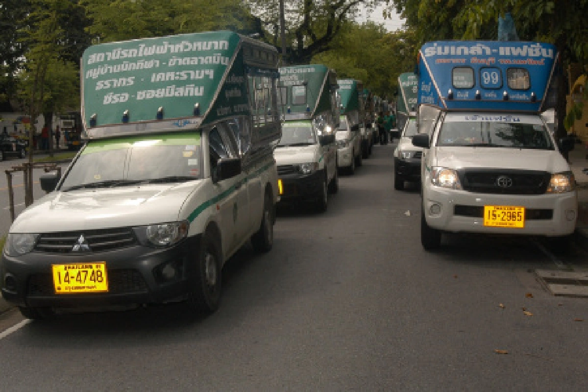 สองแถวมีนฯร้องถูกรถป้ายดำทับเส้นทาง