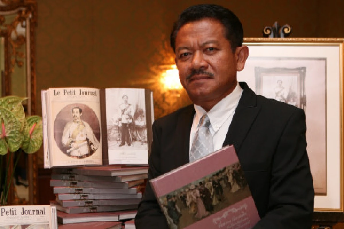 โพสต์บุ๊กเปิดตัวหนังสือร้อยภาพร้อยแผ่นดิน