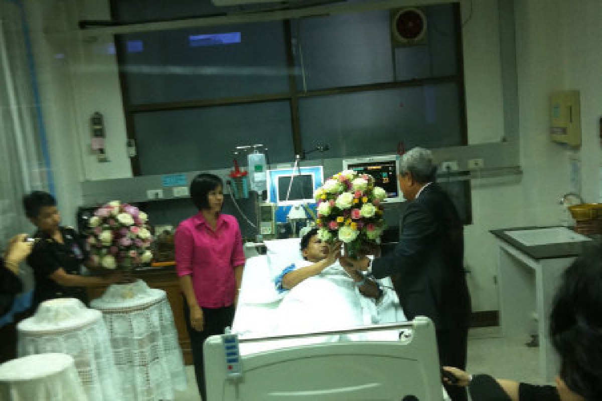 พระราชทานดอกไม้สิบเอกรอดฮ.ตก พระราชทานดอกไม้สิบเอกรอดฮ.ตก