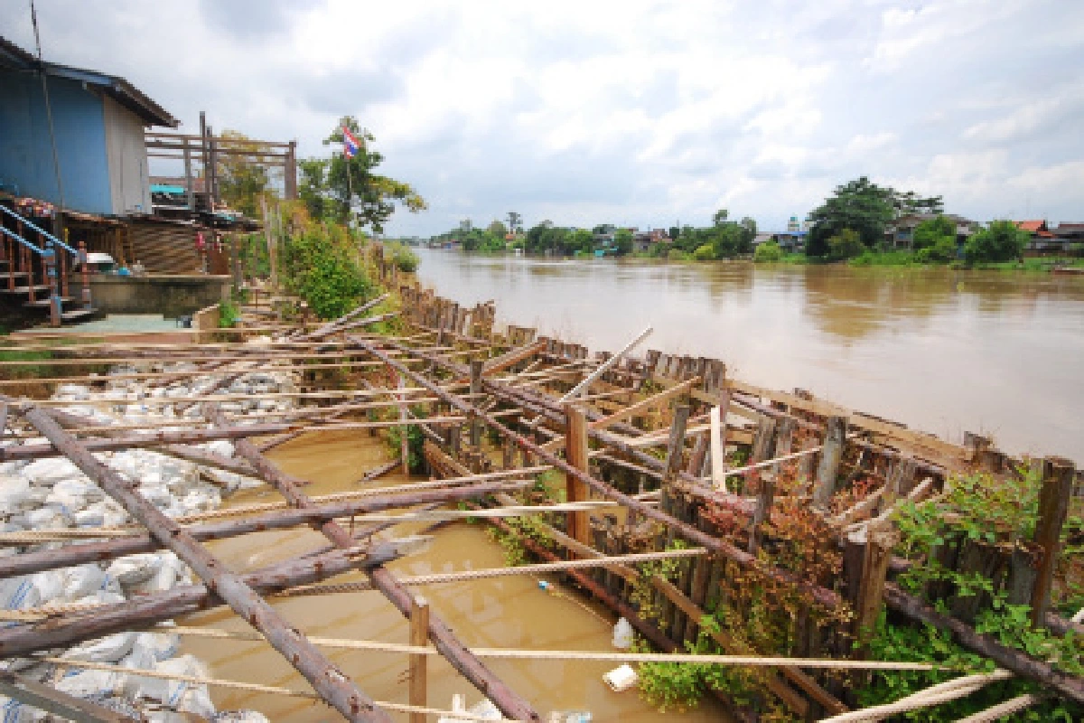 คนกรุงเก่าริมเจ้าพระยาผวาเรือน้ำตาลล่มซ้ำ