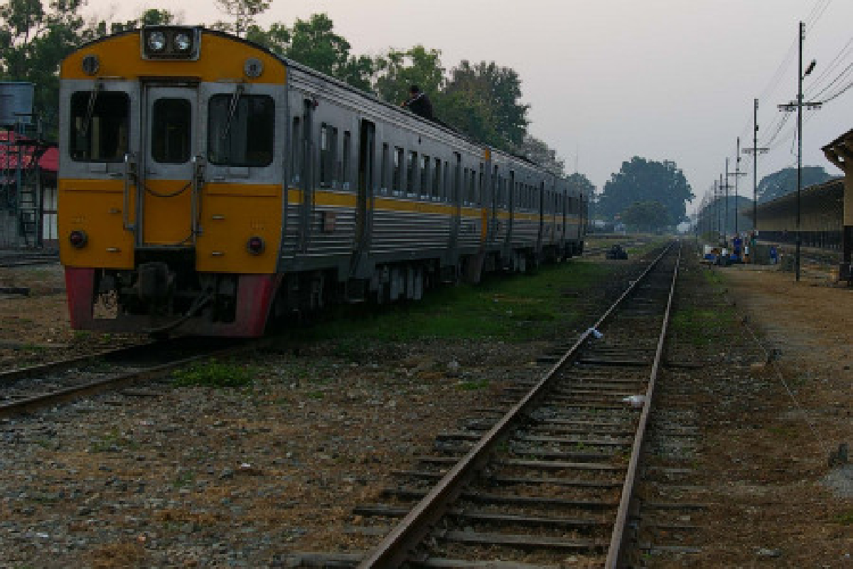 จนท.เร่งซ่อมรางรถไฟสายใต้ จนท.เร่งซ่อมรางรถไฟสายใต้