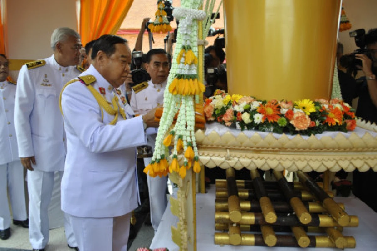 ประวิตรร่วมพิธีพระราชทานเพลิงพล.ต.ตะวัน