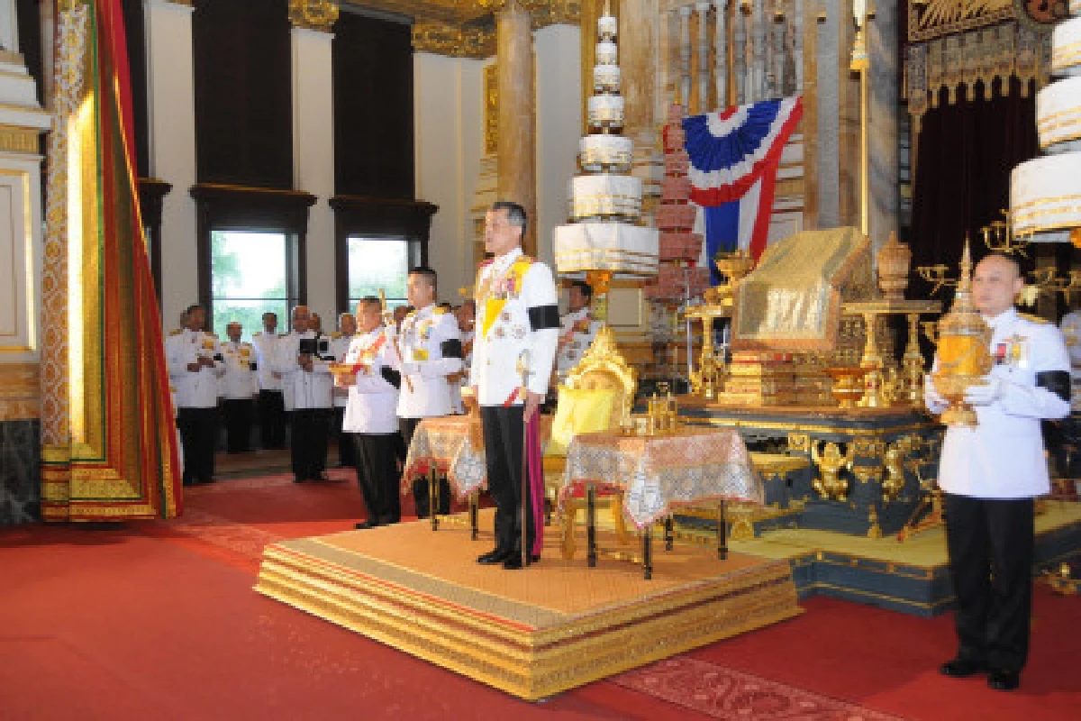 สมเด็จพระบรมฯทรงเปิดประชุมรัฐสภา