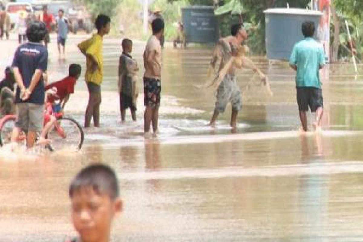 แพร่อ่วม! ถนนถูกตัดขาด