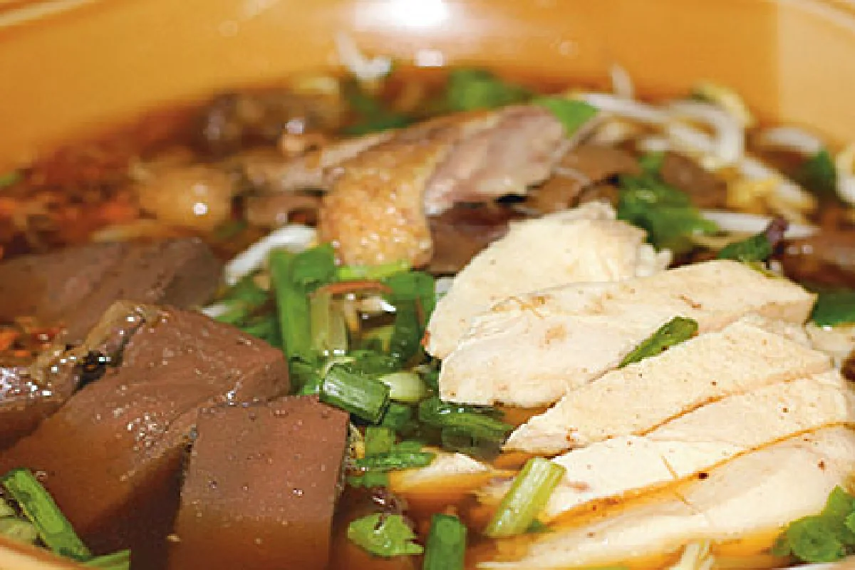 ก๋วยเตี๋ยวเป็ดสนามม้า ขึ้นชื่อในโคราช