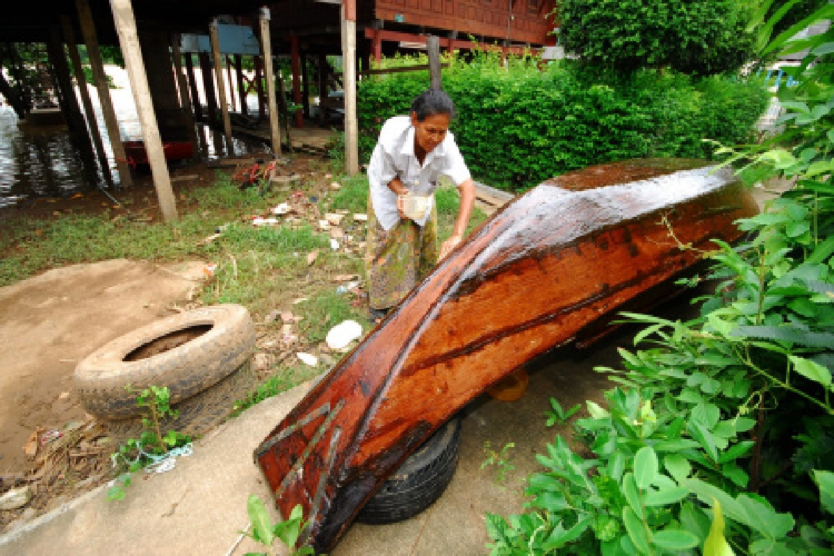 คนกรุงเก่าเร่งซ่อมเรือรับน้ำท่วม