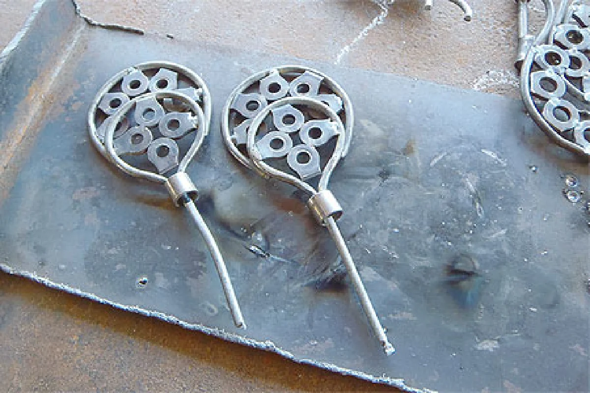 โซ่รถเก่าไร้ค่าสู่เครื่องประดับอันอ่อนช้อย