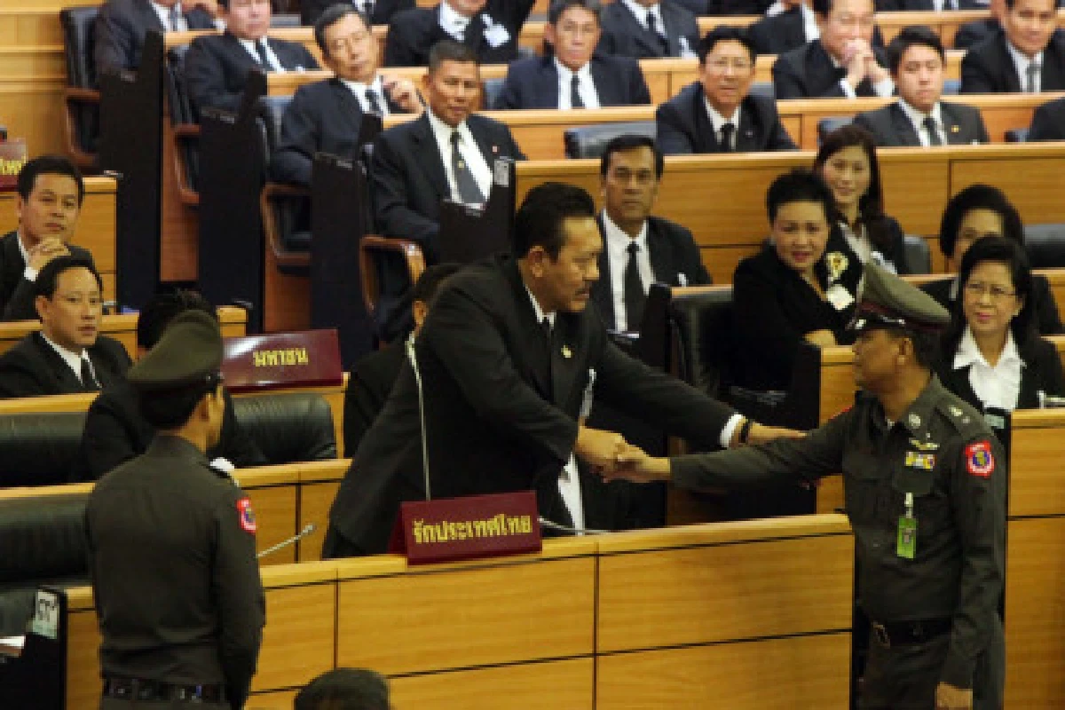 ชูวิทย์ป่วน!ประชุมสภาวันแรก