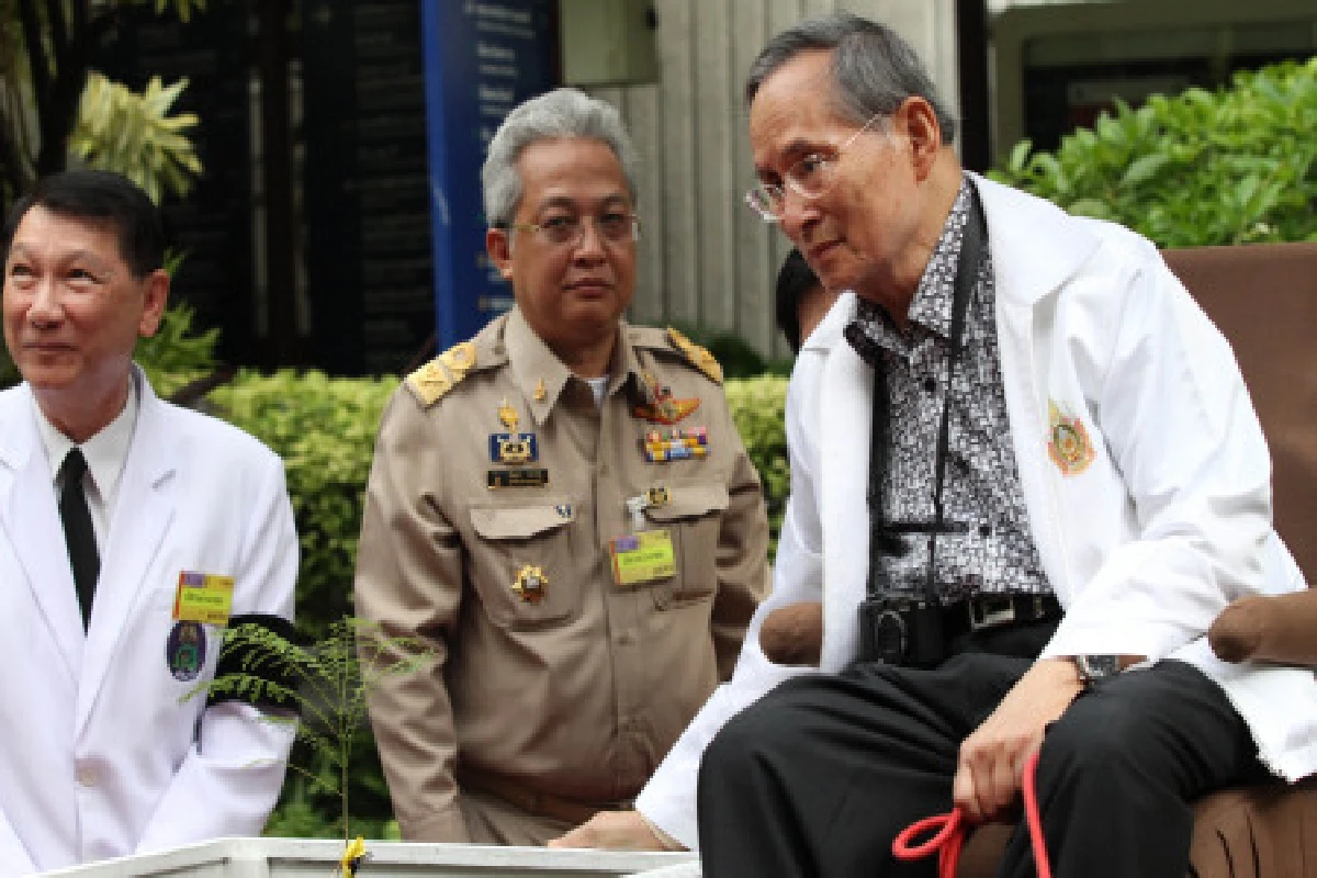 ในหลวงทรงปลูกต้นศรีตรังรพ.ศิริราช