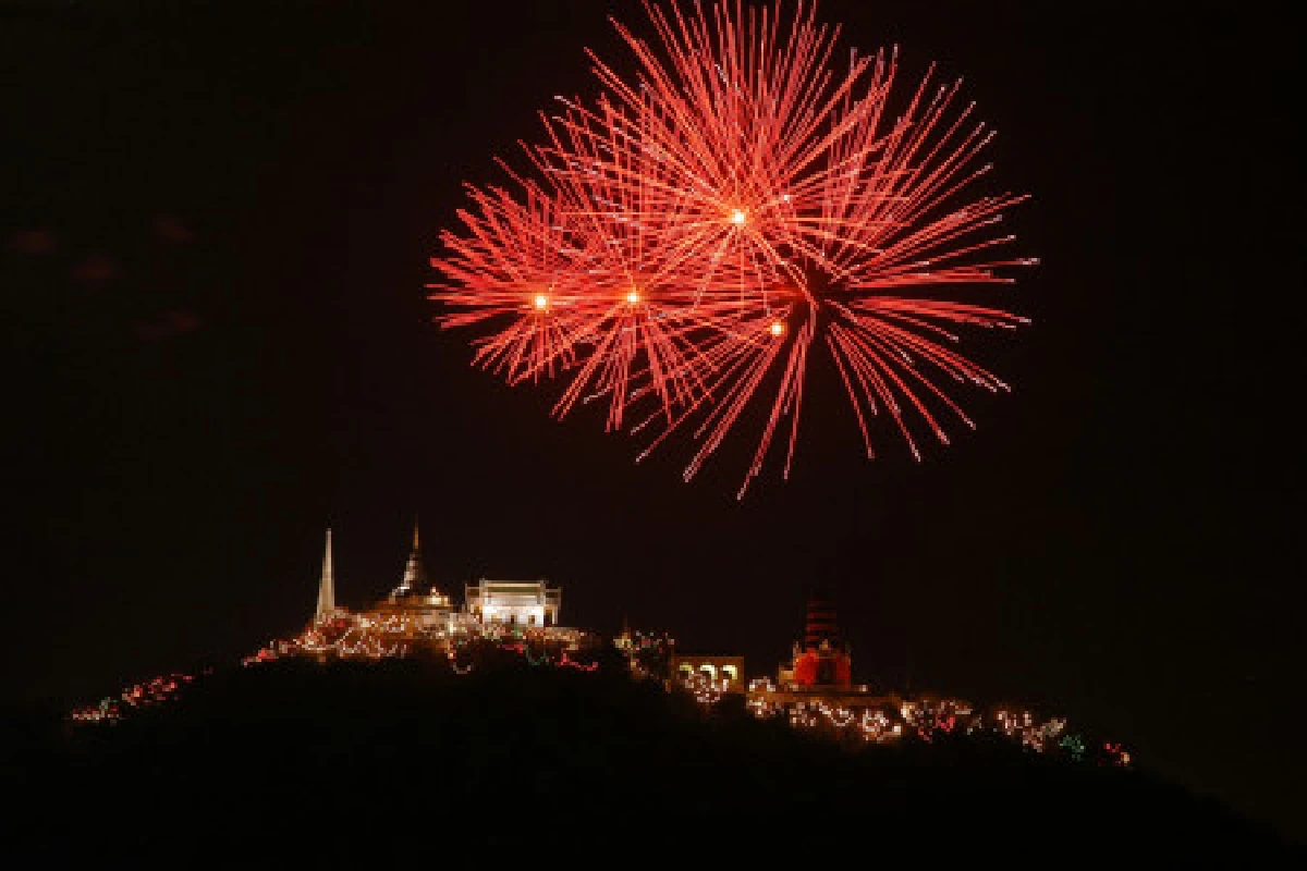 แลดาราระยับระยิบเมืองพริบพรี