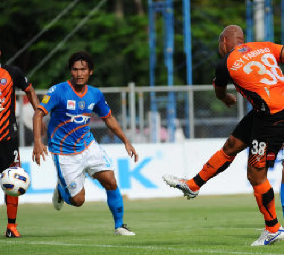 ฉลามชลบุกเฉือนทีโอที 1-0