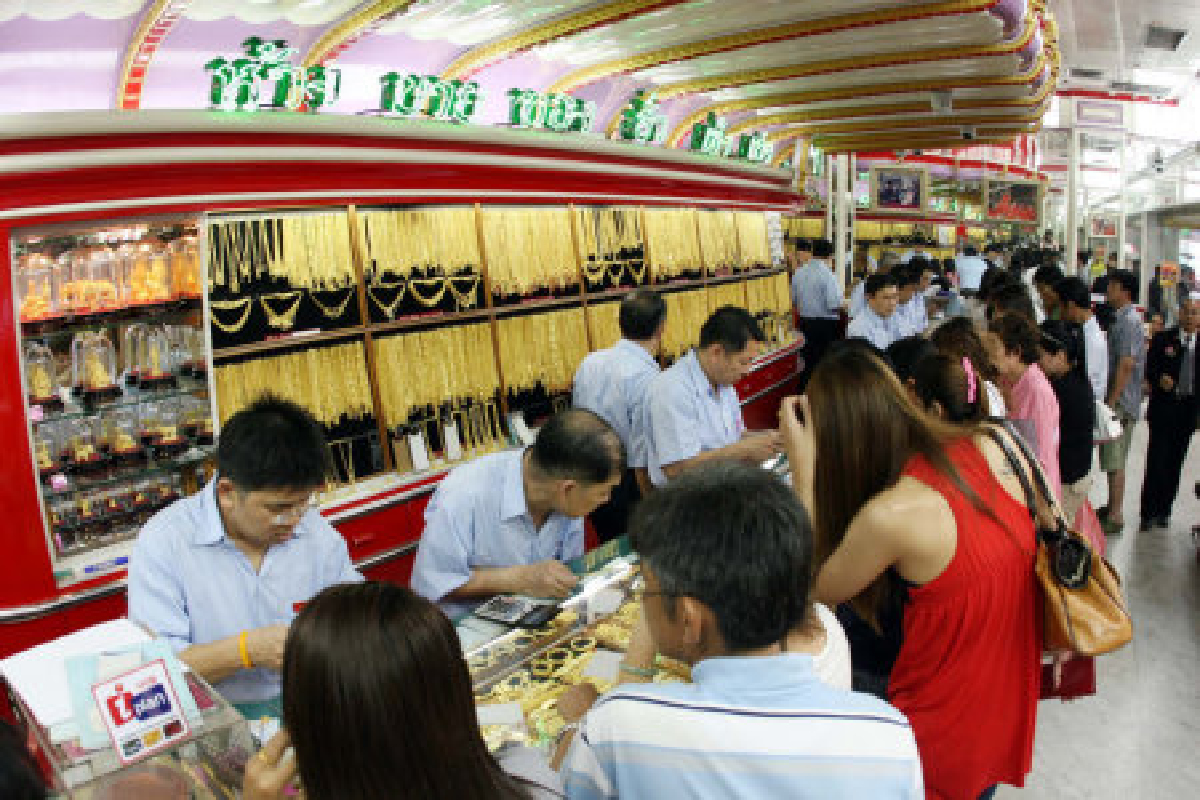 ตำรวจเข้มร้านทอง เพชรหลังราคาพุ่ง ตำรวจเข้มร้านทอง เพชรหลังราคาพุ่ง
