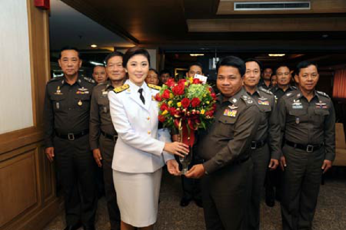 ผบ.ตร.หอบดอกไม้ยินดี"ยิ่งลักษณ์" ผบ.ตร.หอบดอกไม้ยินดี"ยิ่งลักษณ์"