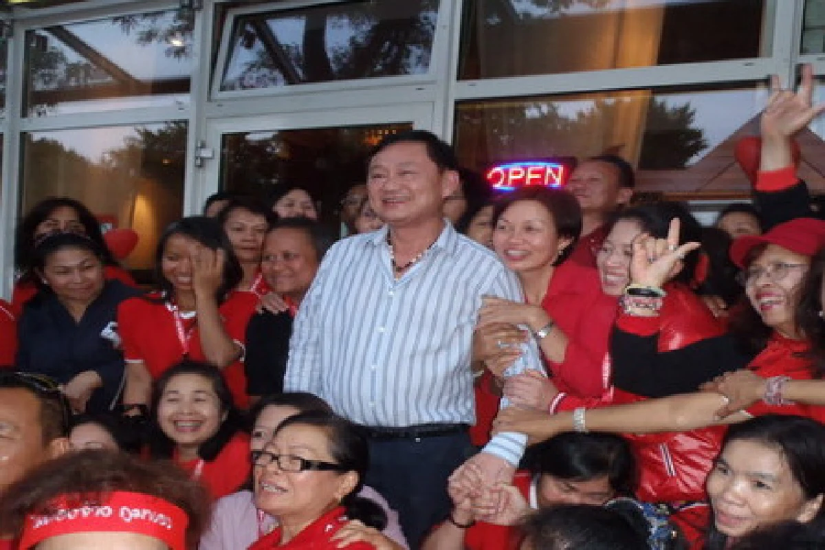 แม้วโผล่เยอรมันเยี่ยมแดง