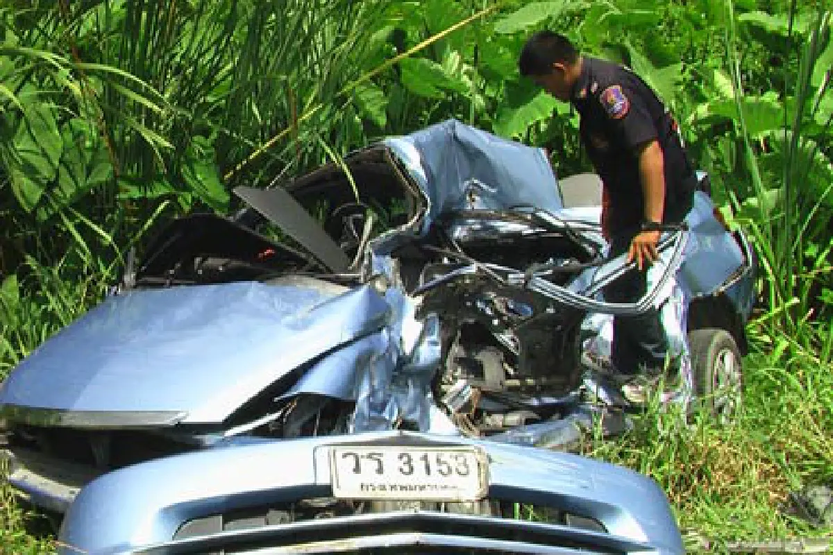 2 แม่ลูกซิ่งเก๋งรถไฟชนเจ็บสาหัส