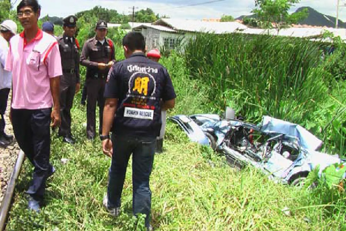 2 แม่ลูกซิ่งเก๋งรถไฟชนเจ็บสาหัส