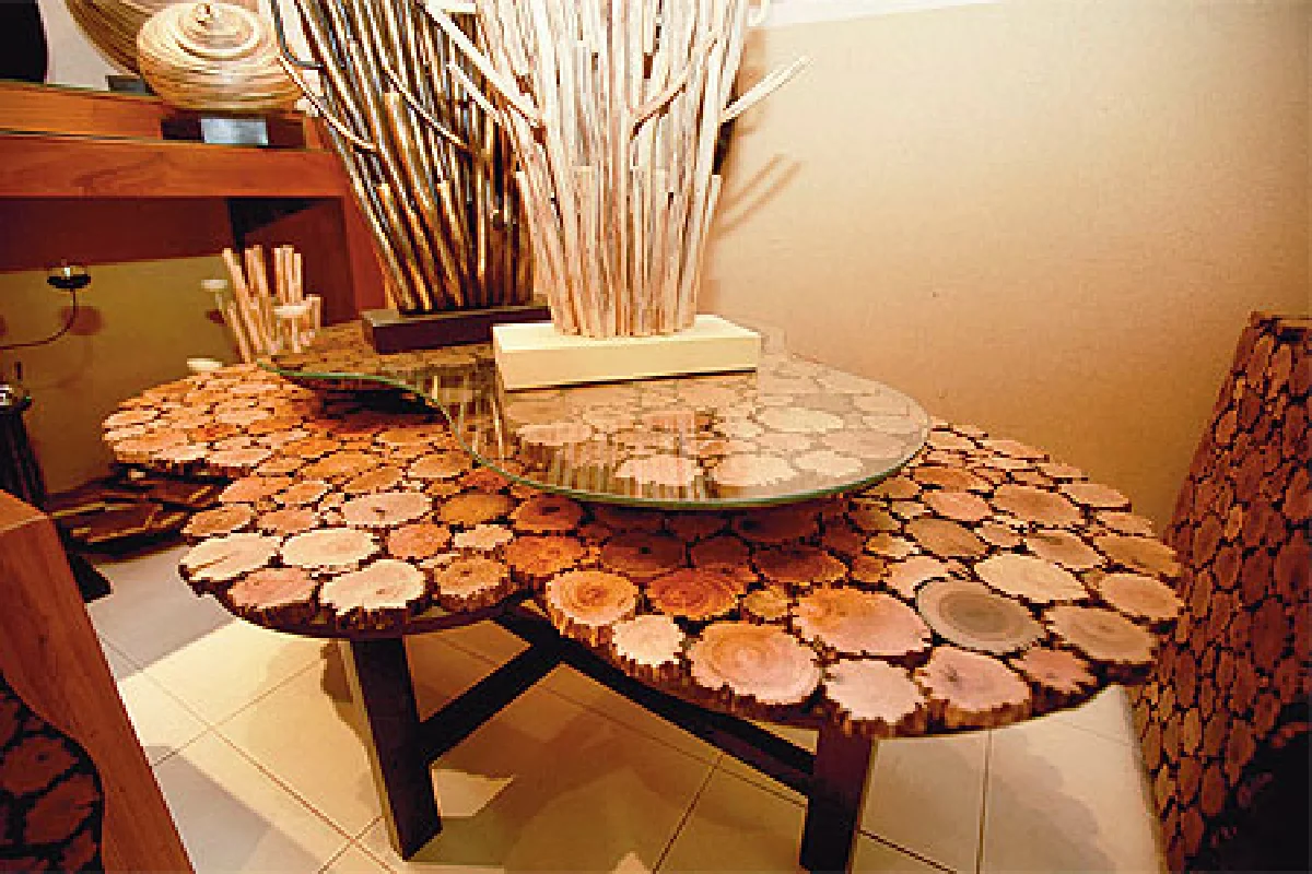 ชุบชีวิตไม้ใต้น้ำให้เป็นเฟอร์นิเจอร์แสนเก๋