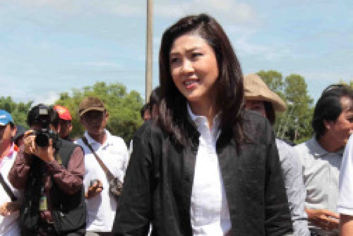 ยิ่งลักษณ์ลุยตรวจน้ำท่วมอุบลฯ-พิจิตร