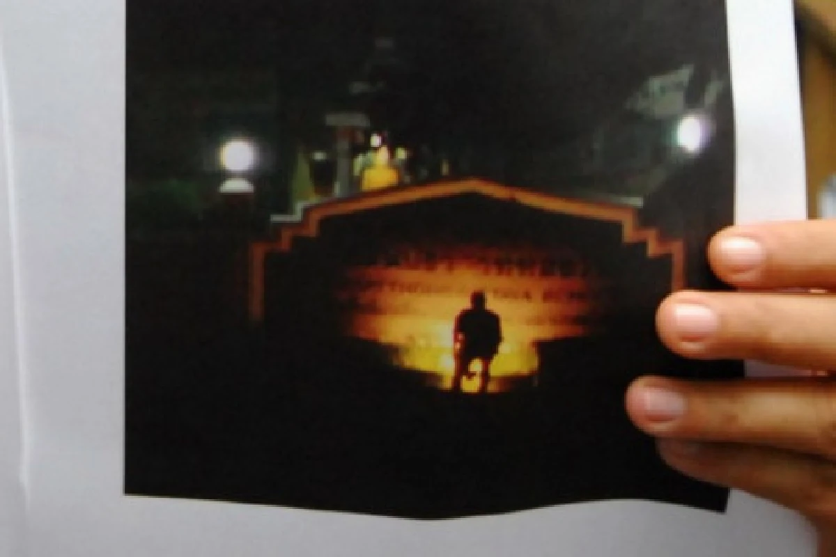 ครูฮือฮา!ภาพถ่ายปริศนาหน้าป้ายโรงเรียน