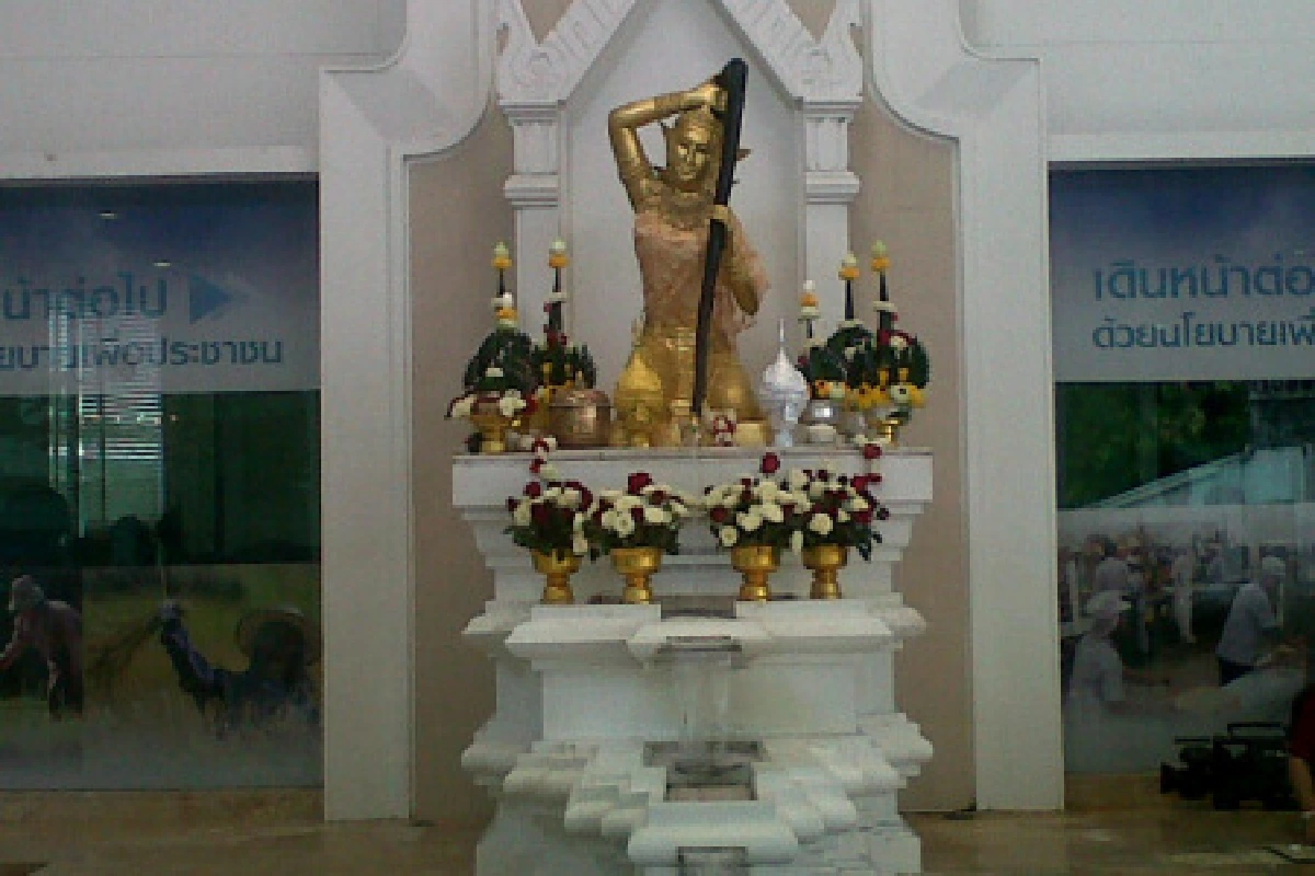 ปชป.เปลี่ยนเครื่องทรงพระแม่ธรณีฯ