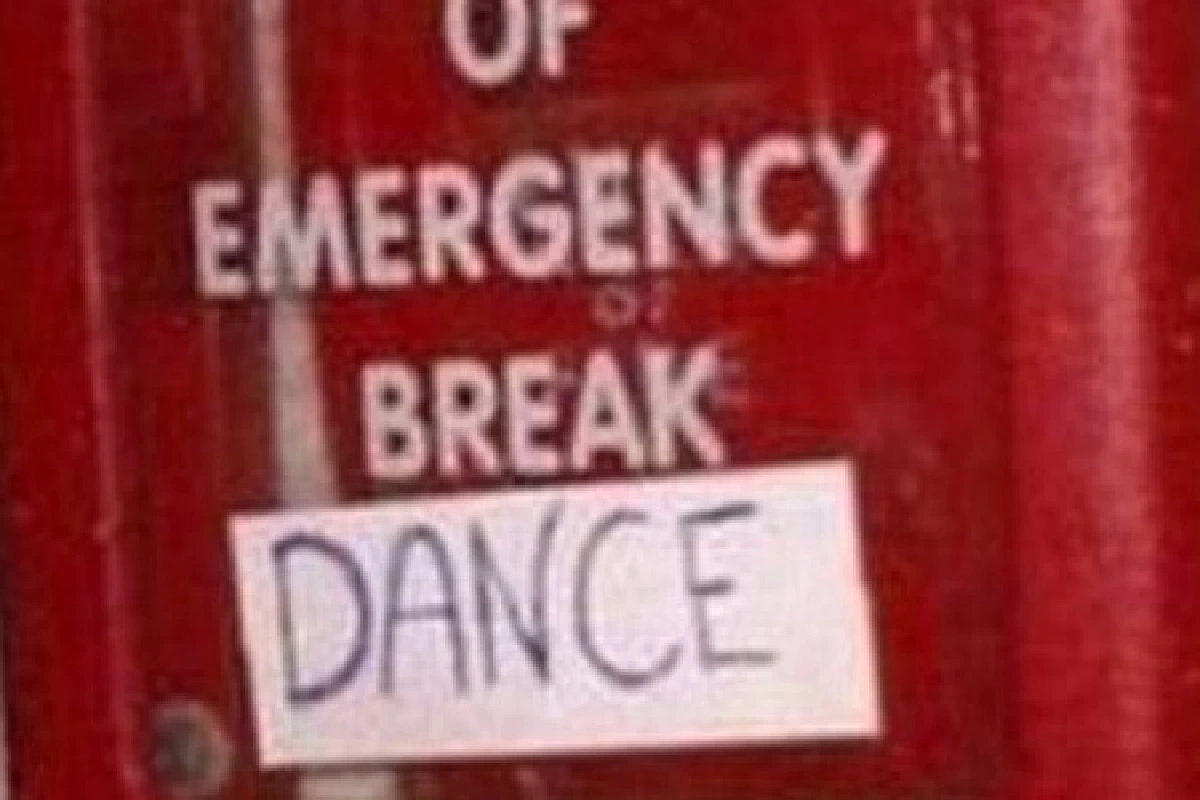 มือบอนผู้ดีทำลายป้ายด้วยข้อความสุดฮา