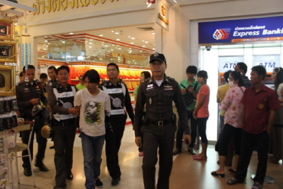 รวบทันควันโจรชิงทองห้างดัง รวบทันควันโจรชิงทองห้างดัง