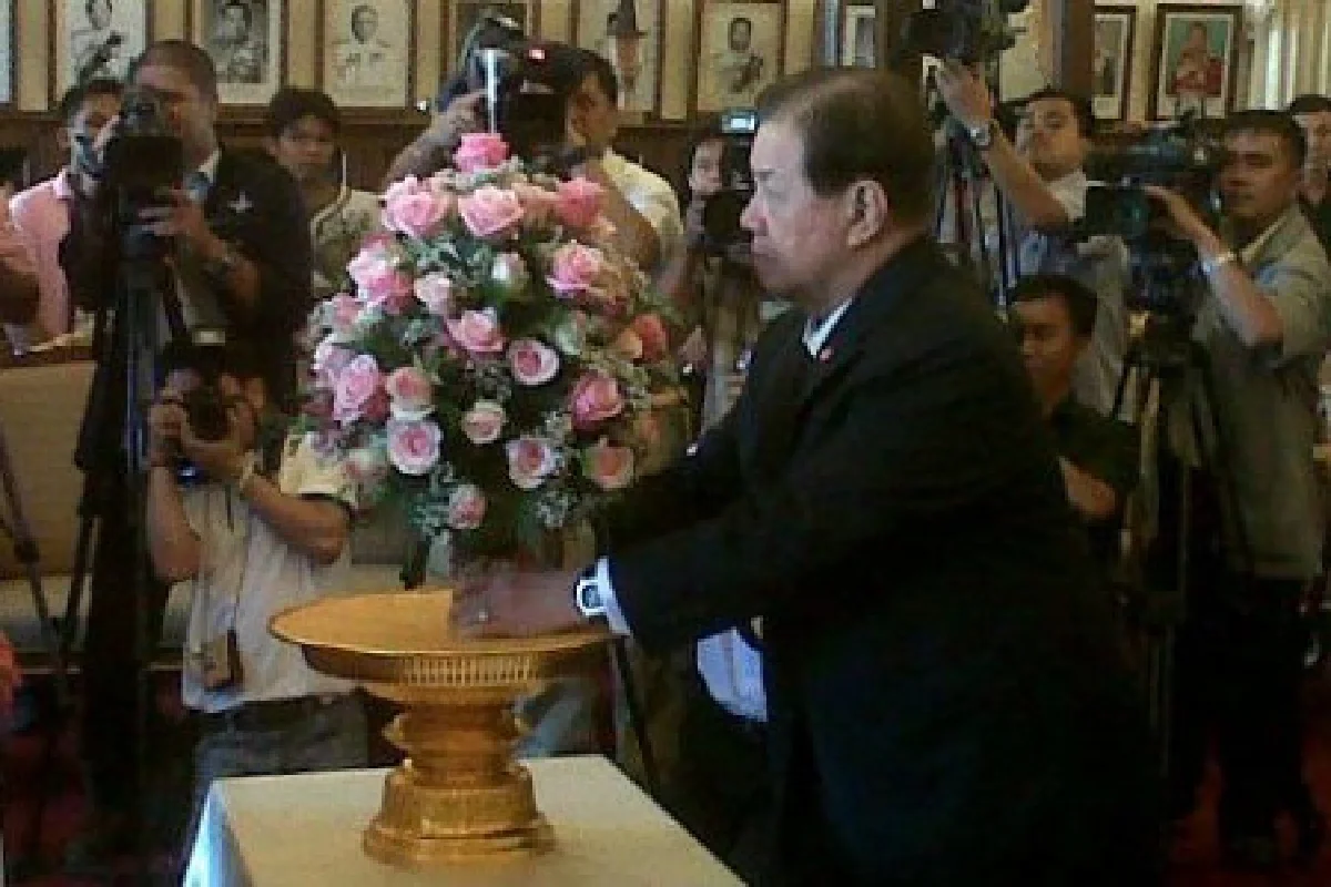 ทูลกระหม่อมประทานดอกไม้ยินดียุทธศักดิ์