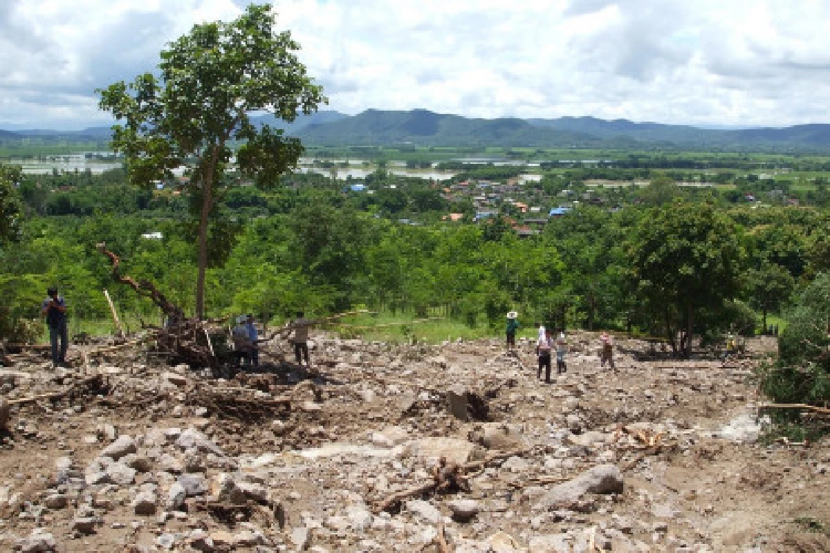 หิน-ดินถล่มดอกคำใต้โชคดีไร้เจ็บตาย