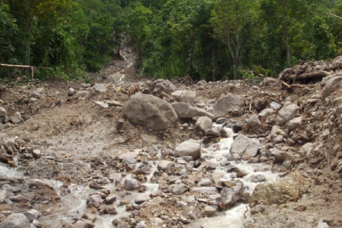 หิน-ดินถล่มดอกคำใต้โชคดีไร้เจ็บตาย