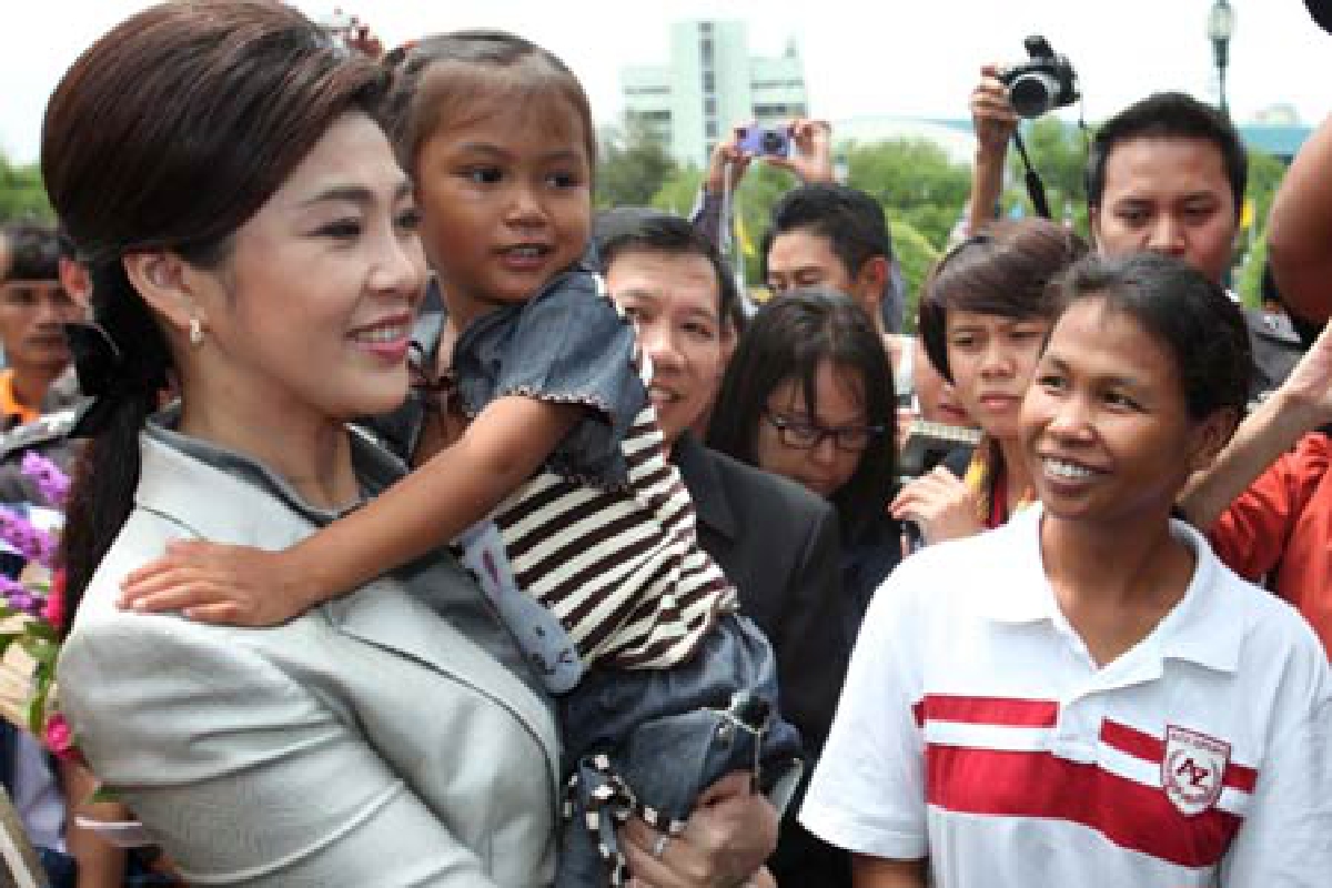 นายกฯมอบเงิน-ใบประกาศครอบครัวช่วยน้องพอมแพม นายกฯมอบเงิน-ใบประกาศครอบครัวช่วยน้องพอมแพม