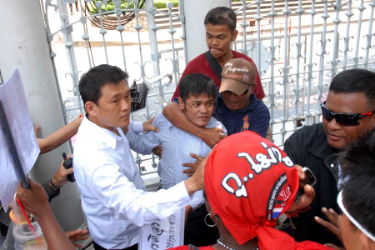 2หนุ่มหอบพวงหรีดประท้วงสมศักดิ์เจอแดงรุม