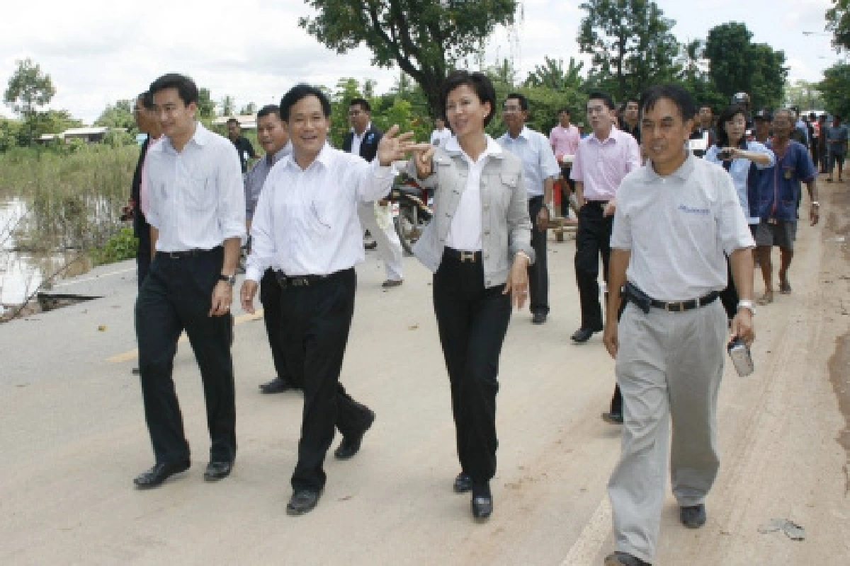 มาร์คลุยน้ำเยี่ยมเหยื่อน้ำท่วมสุโขทัย