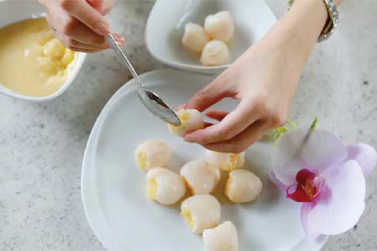 ลิ้นจี่สอดไส้ชีสกับฟาแลนด์ เมนูสุดครีเอตของ ณภัทร บุญตานนท์