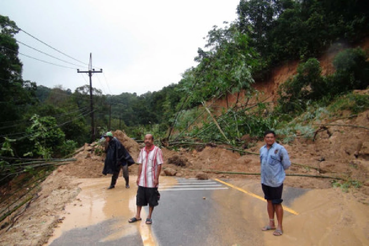 ระนองเจอฝนหนัก-ดินสไลด์ทับถนน