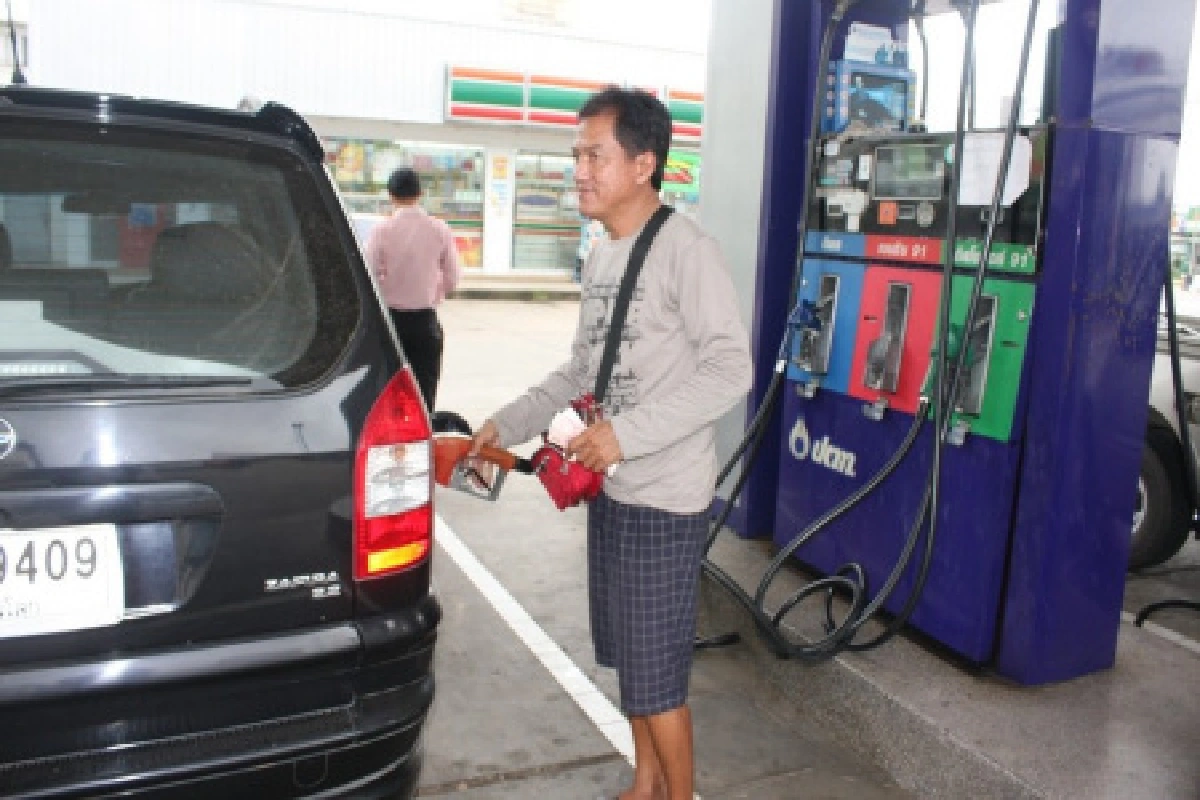 คนพิษณุโลกแห่เติมน้ำมันจนขาดแคลน