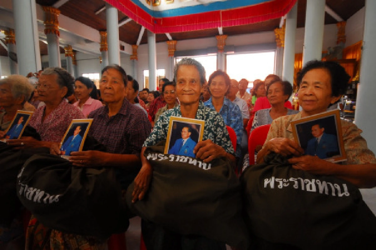 ในหลวง-ราชินีพระราชทานถุงยังชีพ