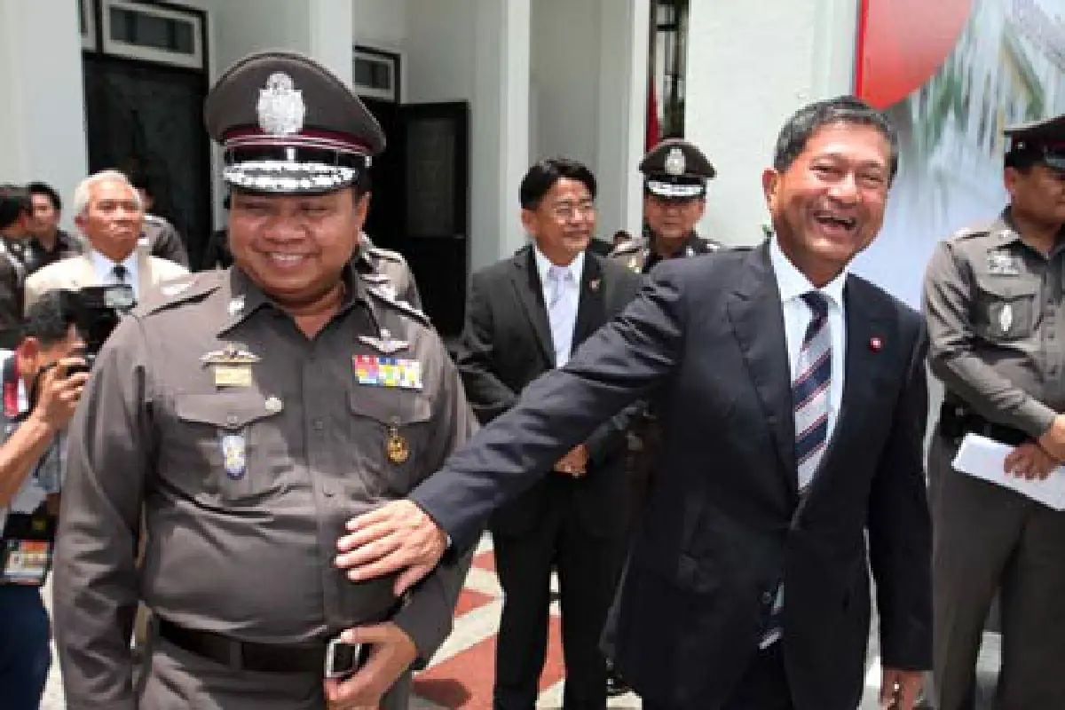 ยิ่งลักษณ์ร่วมถกก.ตร.นัดแรก