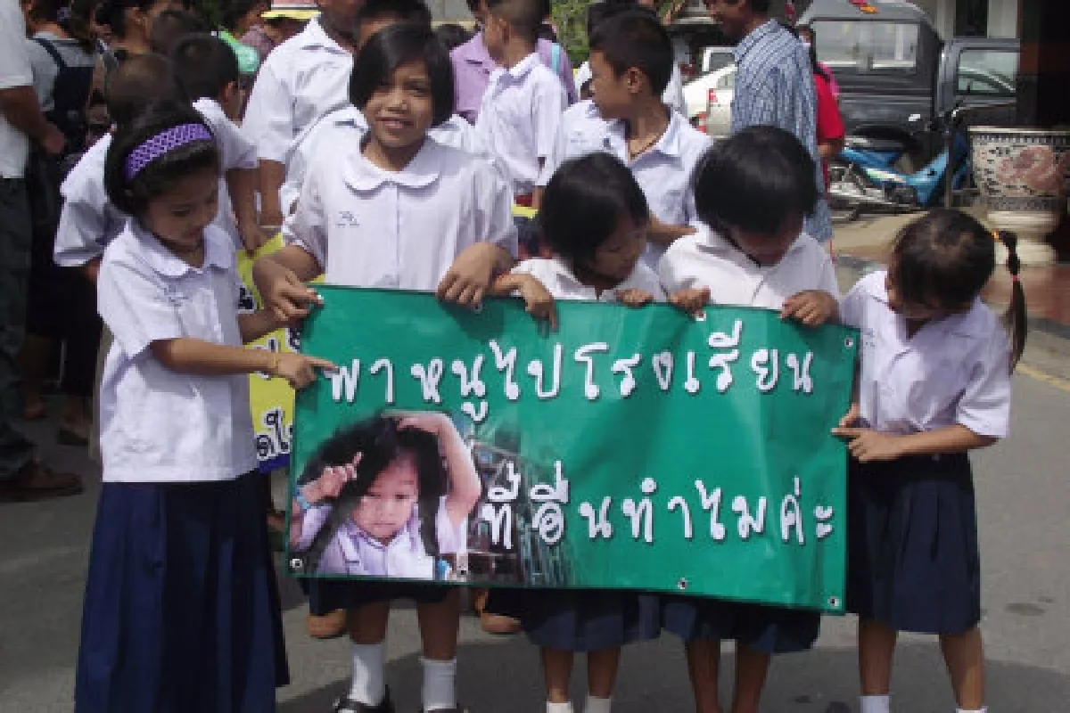 นร.เมืองโอ่งวอนอย่าปิดโรงเรียนเล็ก