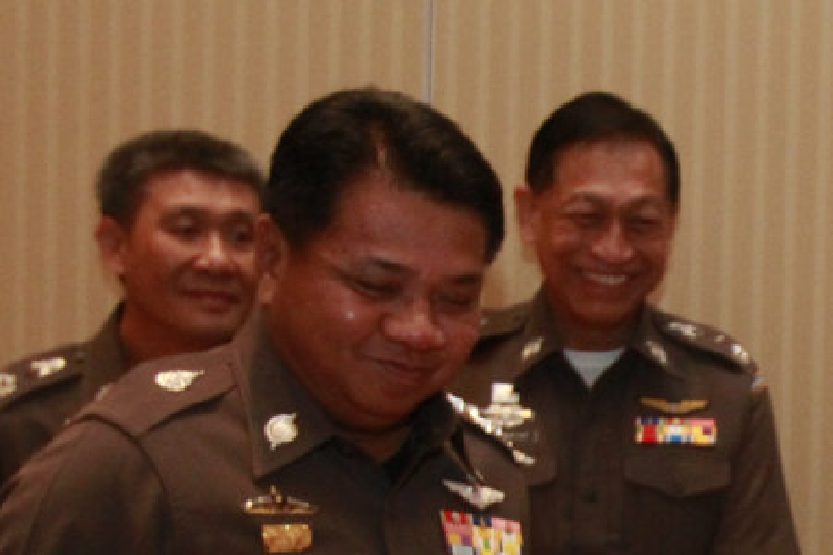 ผบ.ตร.รับถูกบีบพ้นเก้าอี้ผบ.ตร. ผบ.ตร.รับถูกบีบพ้นเก้าอี้ผบ.ตร.