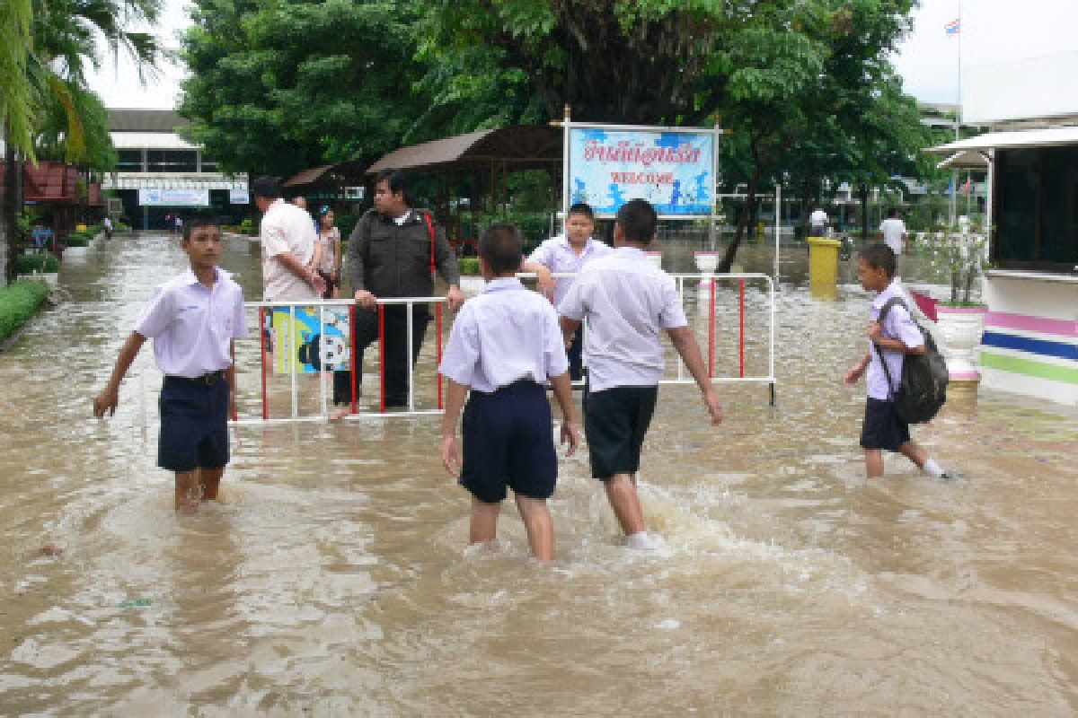 พิจิตรอ่วมน้ำท่วมสั่งปิด47โรงเรียนชั่วคราว พิจิตรอ่วมน้ำท่วมสั่งปิด47โรงเรียนชั่วคราว