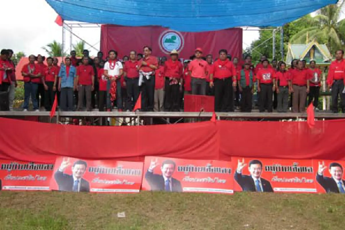 สส.พท.ร่วมเปิดหมู่บ้านเสื้อแดงอุดร